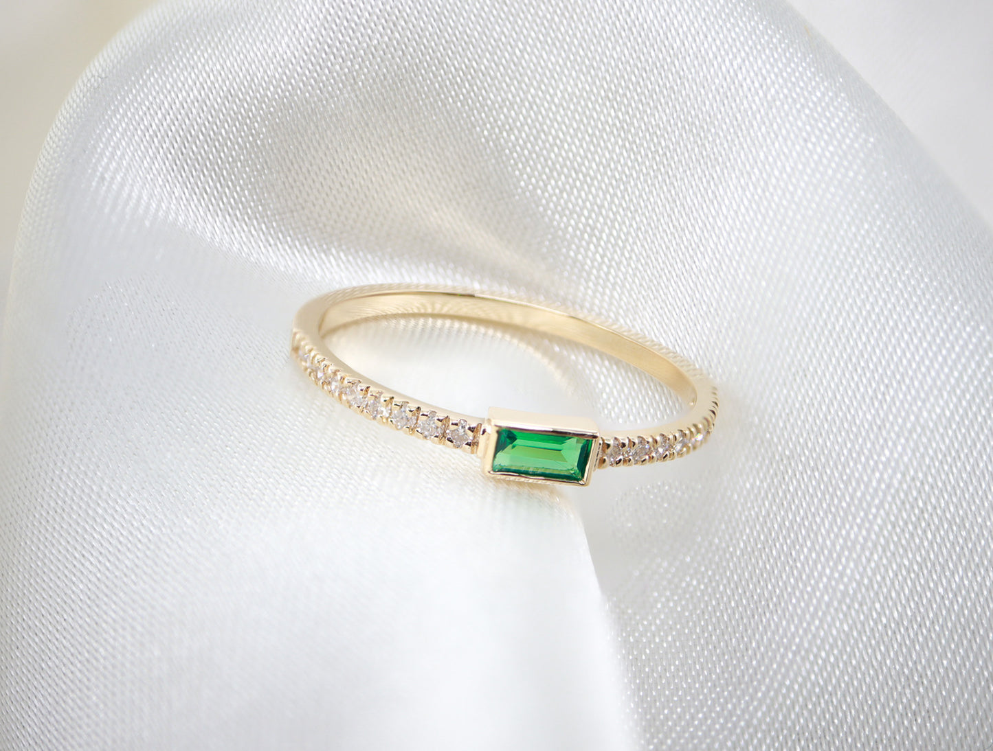 Minimal Sentetik Zümrüt & Doğal Pırlanta Yüzük