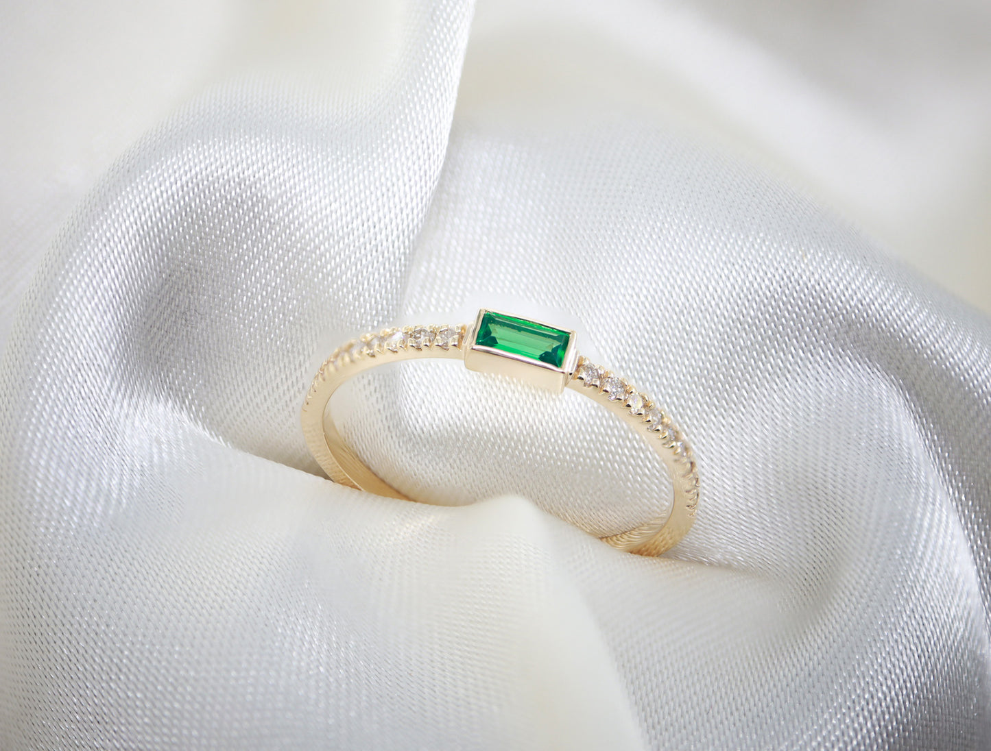 Minimal Sentetik Zümrüt & Doğal Pırlanta Yüzük