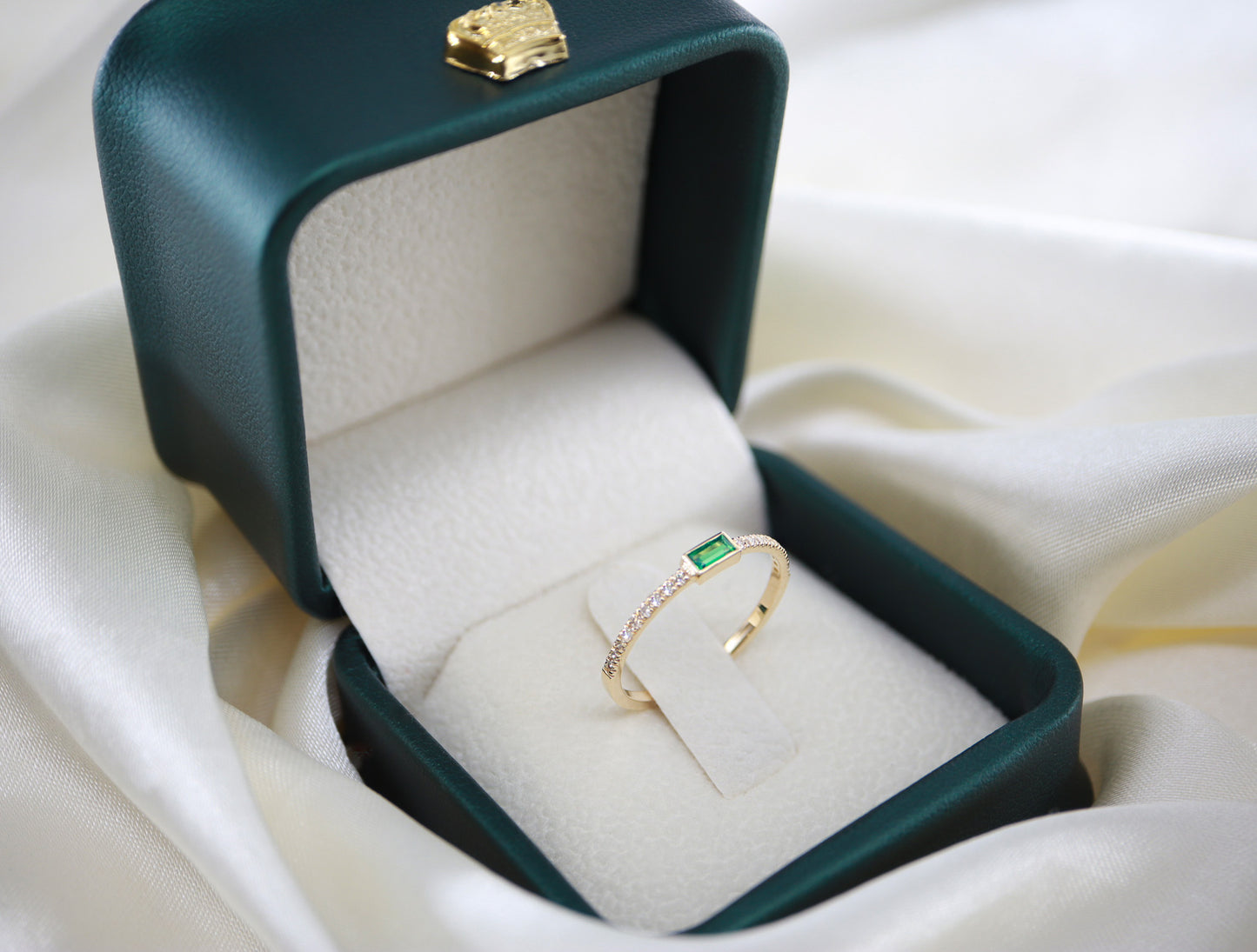 Minimal Sentetik Zümrüt & Doğal Pırlanta Yüzük