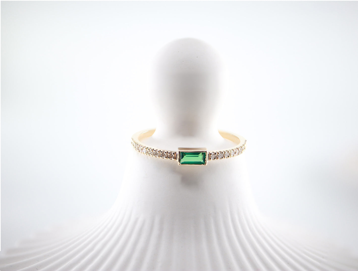 Minimal Sentetik Zümrüt & Doğal Pırlanta Yüzük