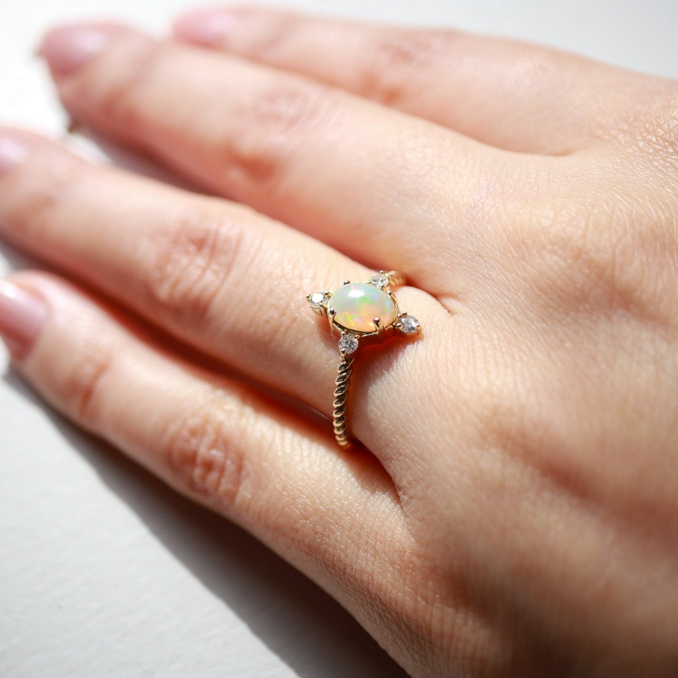 Oval Kapşon Opal Taş & Pırlanta