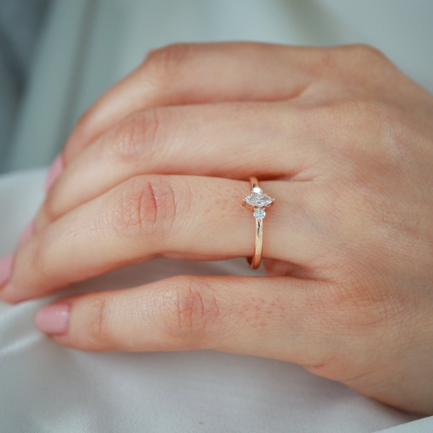 Ortası Markiz Kenarları Yuvarlak Pırlanta