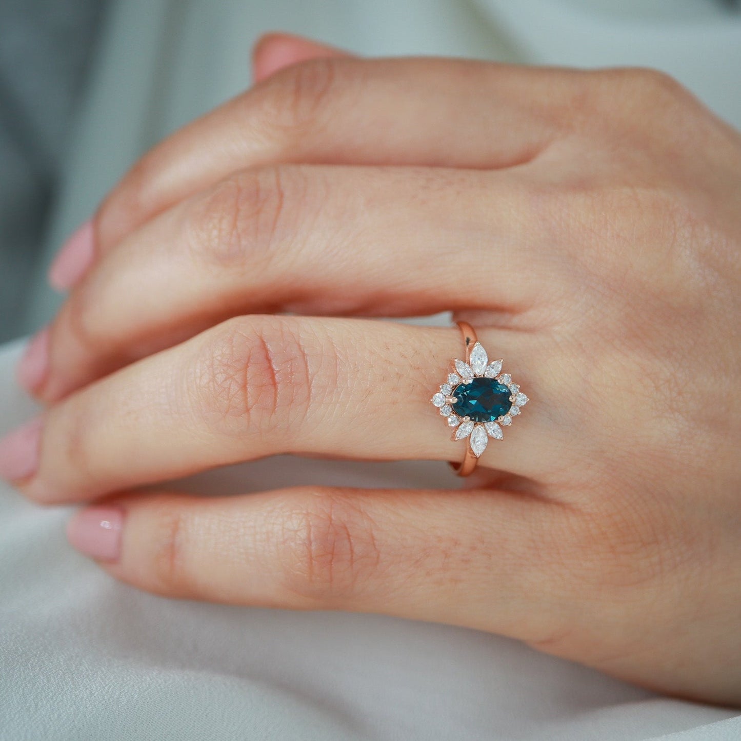 Oval London Topaz & Markiz Pırlanta