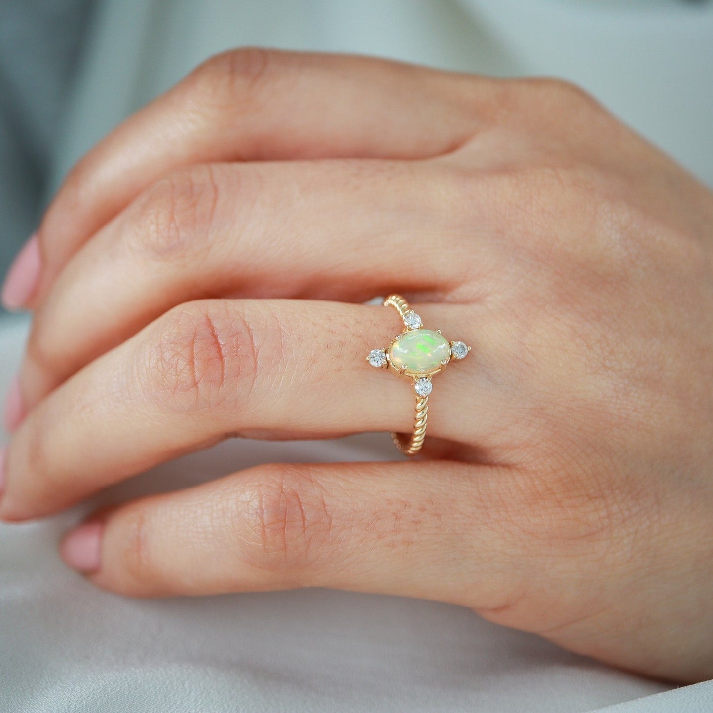 Oval Kapşon Opal Taş & Pırlanta