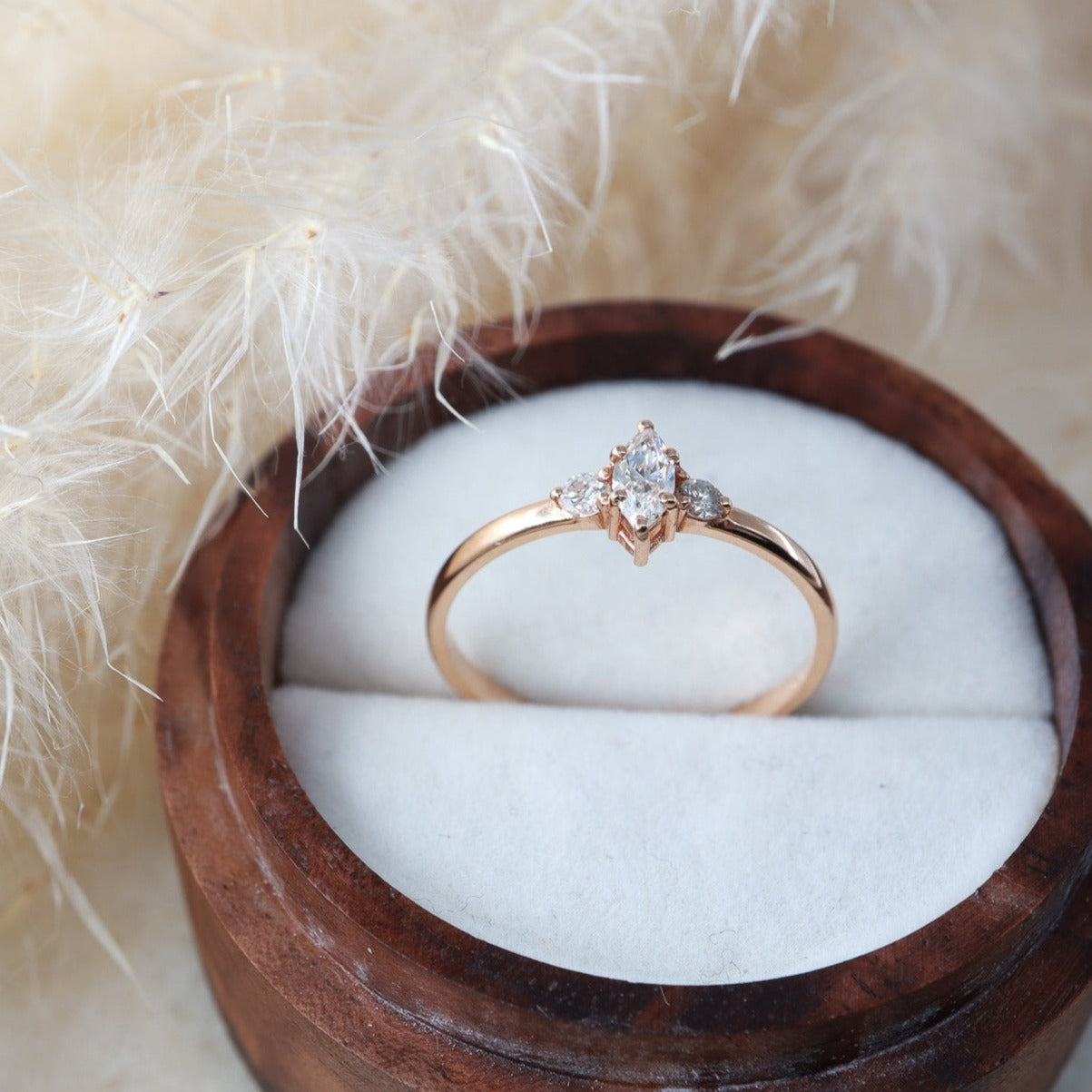 Ortası Markiz Kenarları Yuvarlak Pırlanta