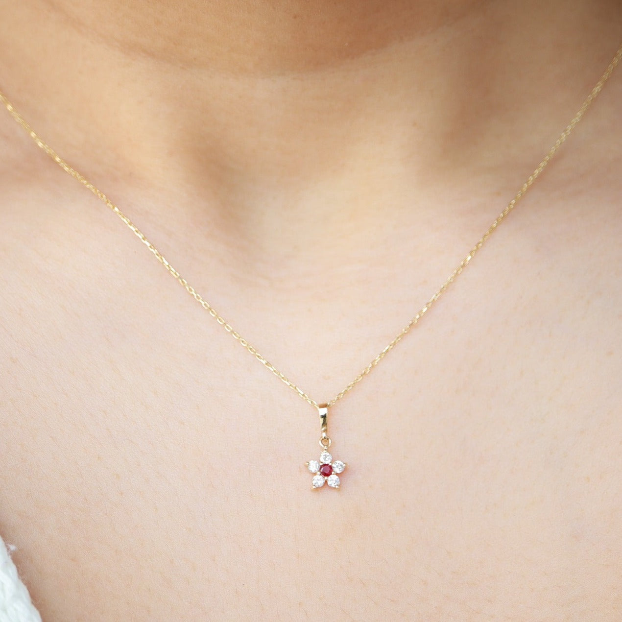 Papatya Model Yakut & Pırlanta Minimal Kolye