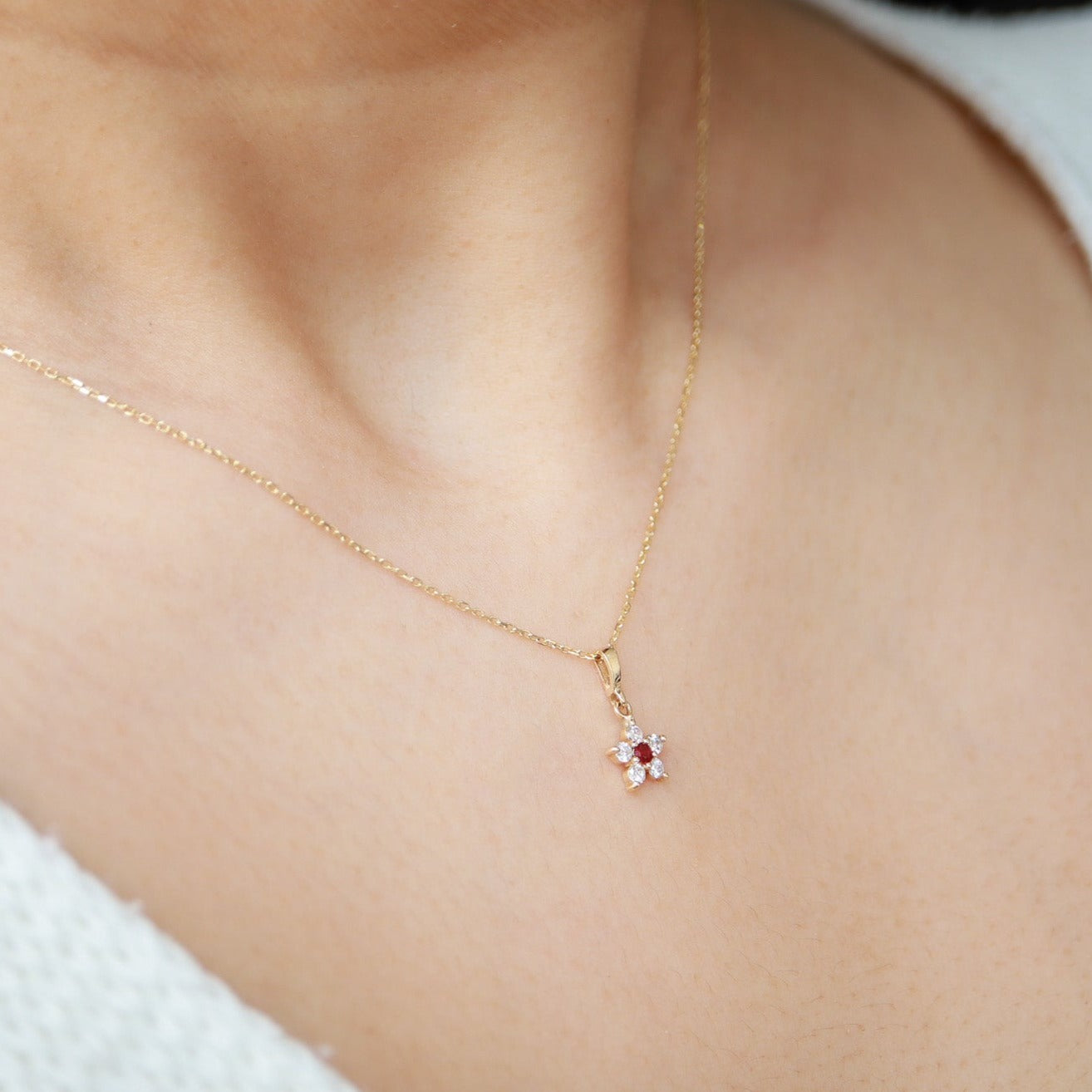 Papatya Model Yakut & Pırlanta Minimal Kolye