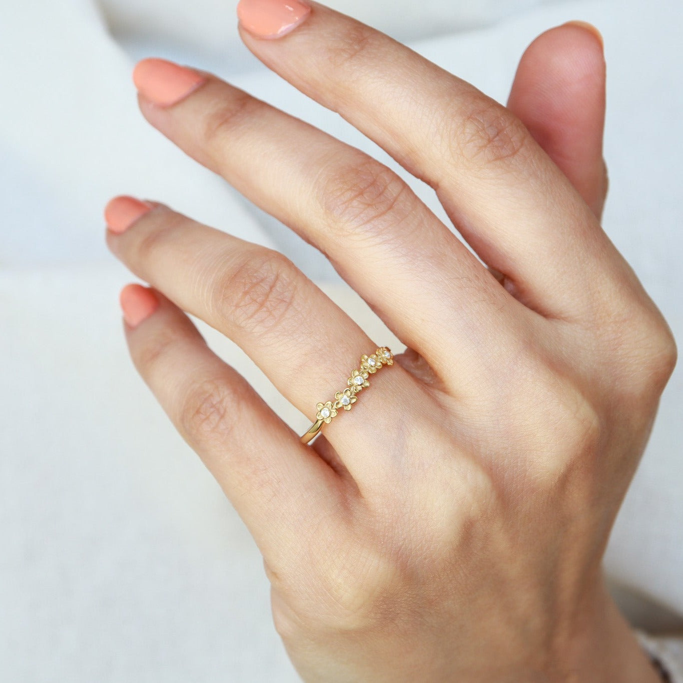 Pırlantalı Papatya Motifli Minimal Yüzük