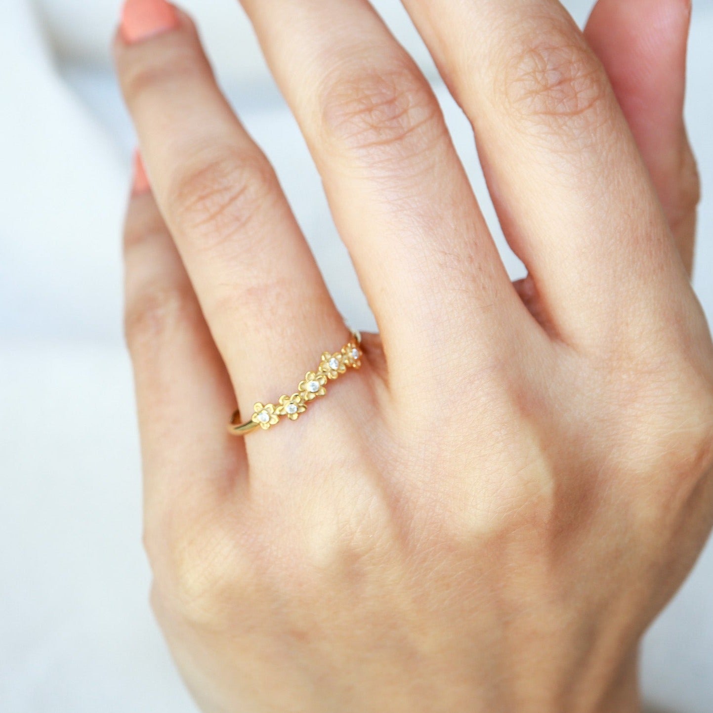 Pırlantalı Papatya Motifli Minimal Yüzük
