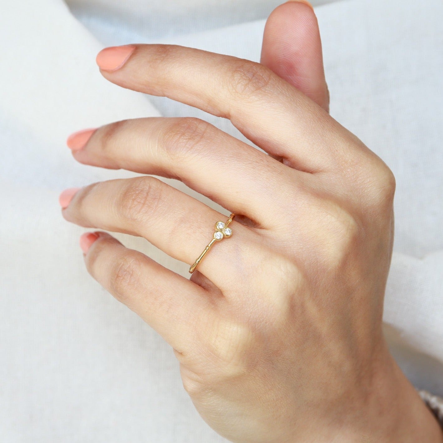 Üç Taşlı Pırlantalı Minimal Yüzük