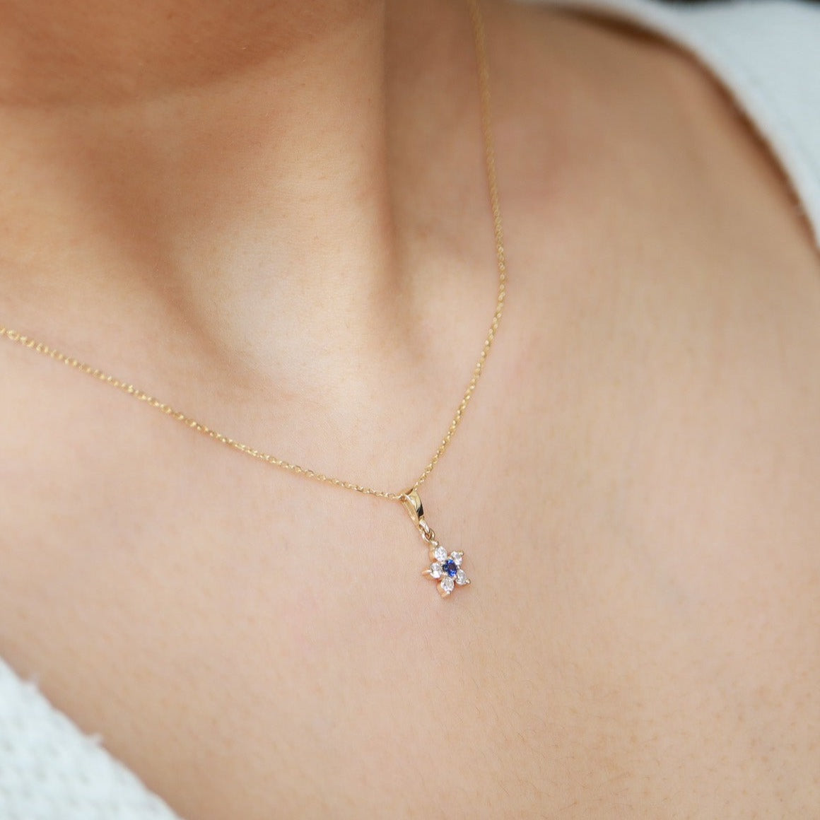 Papatya Model Safir & Pırlanta Minimal Kolye
