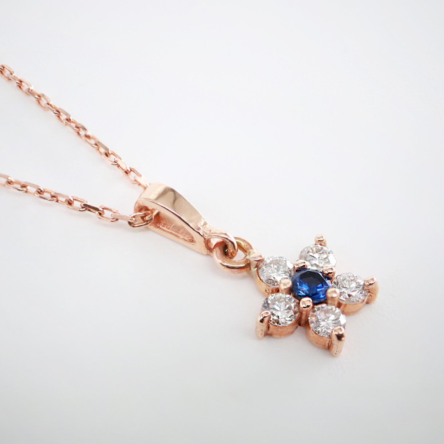 Papatya Model Safir & Pırlanta Minimal Kolye