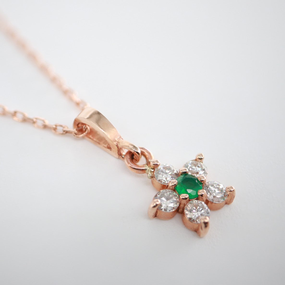 Papatya Model Zümrüt & Pırlanta Minimal Kolye